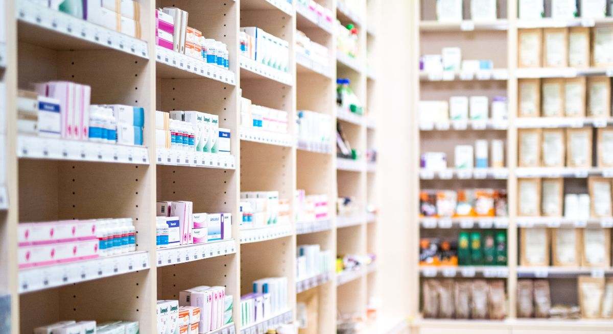 Varios medicamentos de una farmacia juntos y apilados