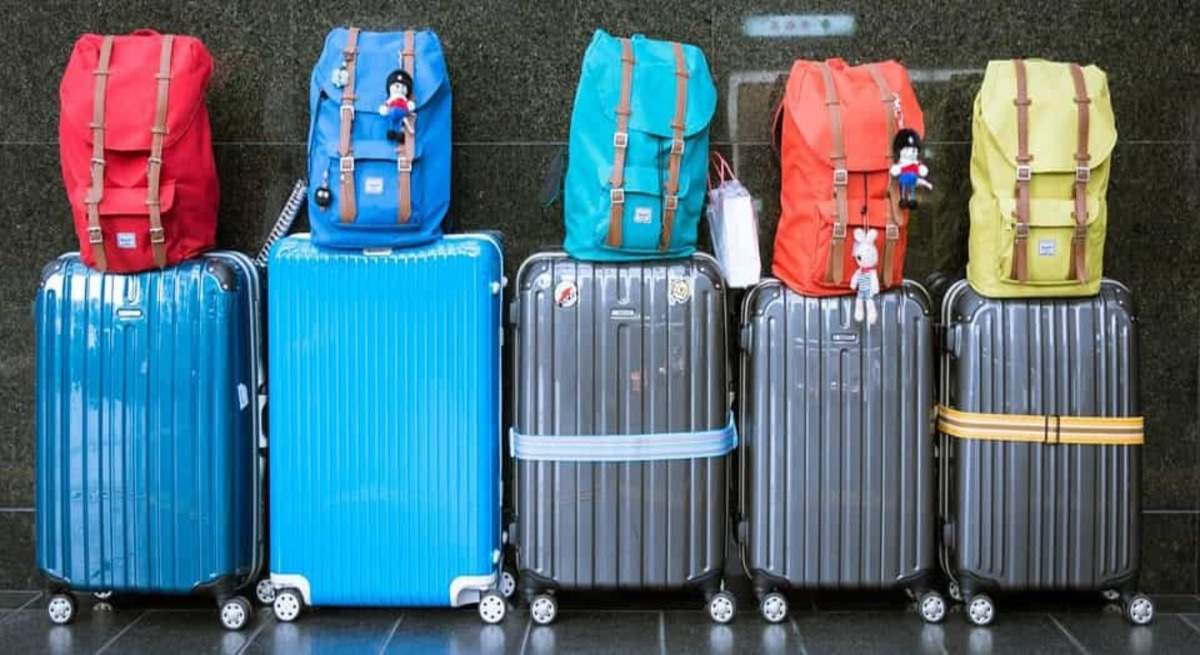 cabin-hold-baggage1).jpg