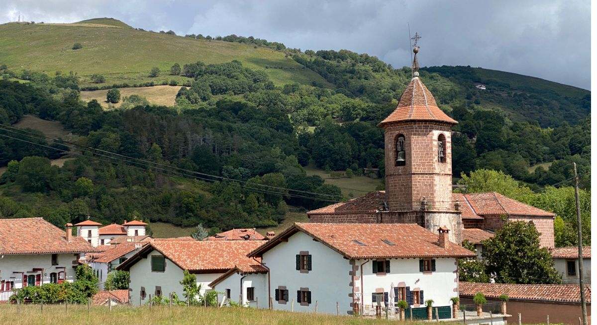 En este pueblo se esconde la ruta más bonita perfecta para toda la familia: bosques de castaños y una cascada impresionante