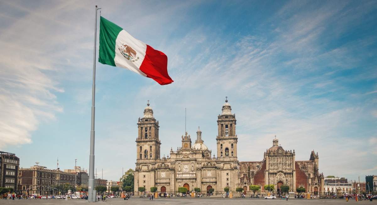 mexico-ciudad-bandera-catedral-istock.jpg