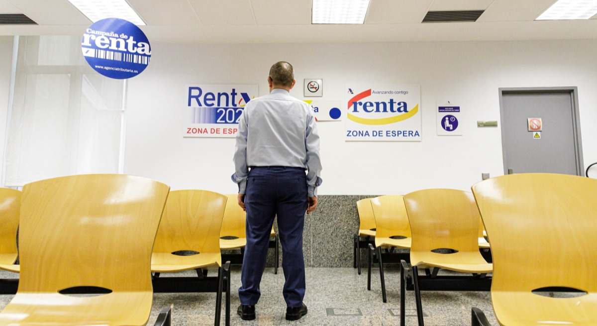 Imagen de recurso de una persona en una oficina de la Agencia Tributaria.