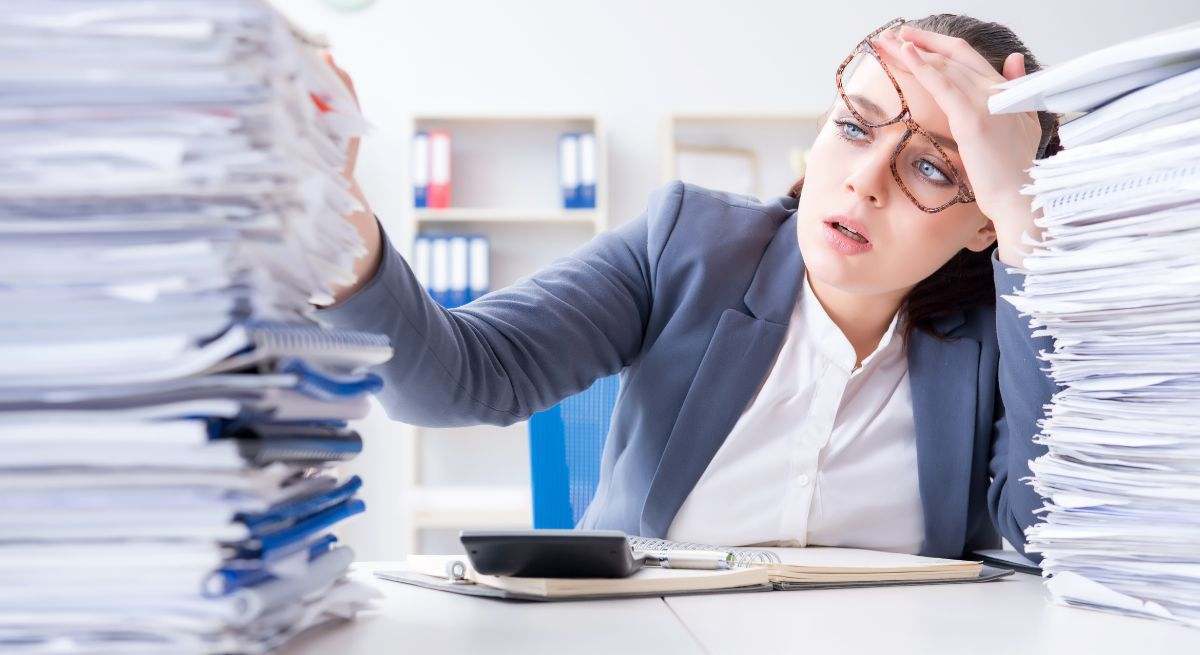 Imagen de recurso de una trabajadora cansada. 