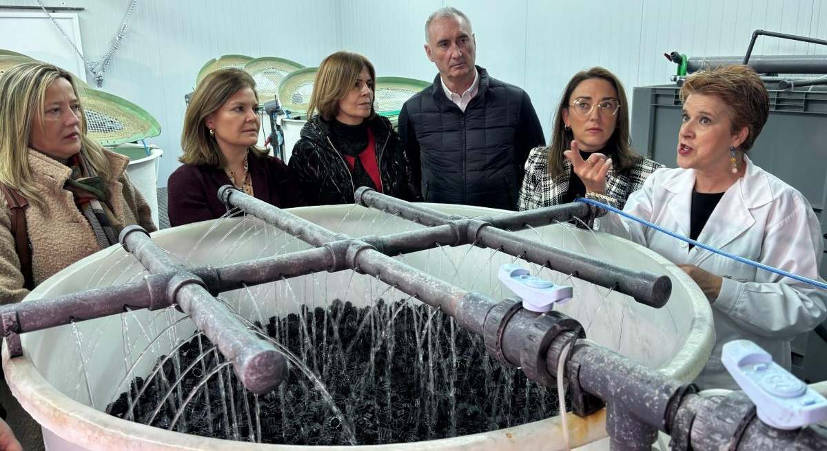 La consejera de Agricultura de CyL durante su visita al Centro de Investigación en Acuicultura de Segovia