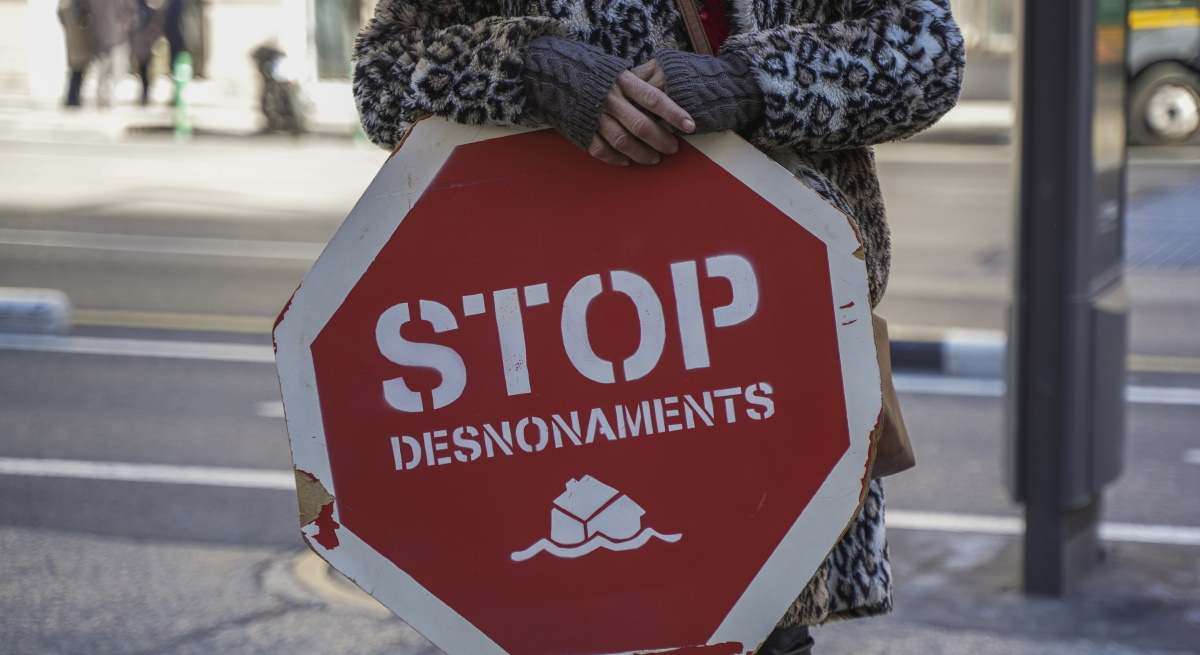 Cartel de una manifestante en una protesta contra los desahucios. Foto: EP.