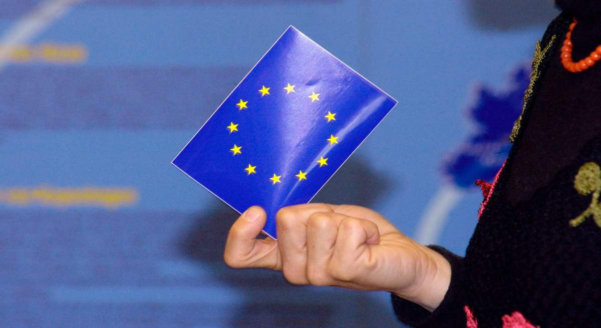 Mujer-sujetando-la-bandera-de-la-UE--Alamy.jpg