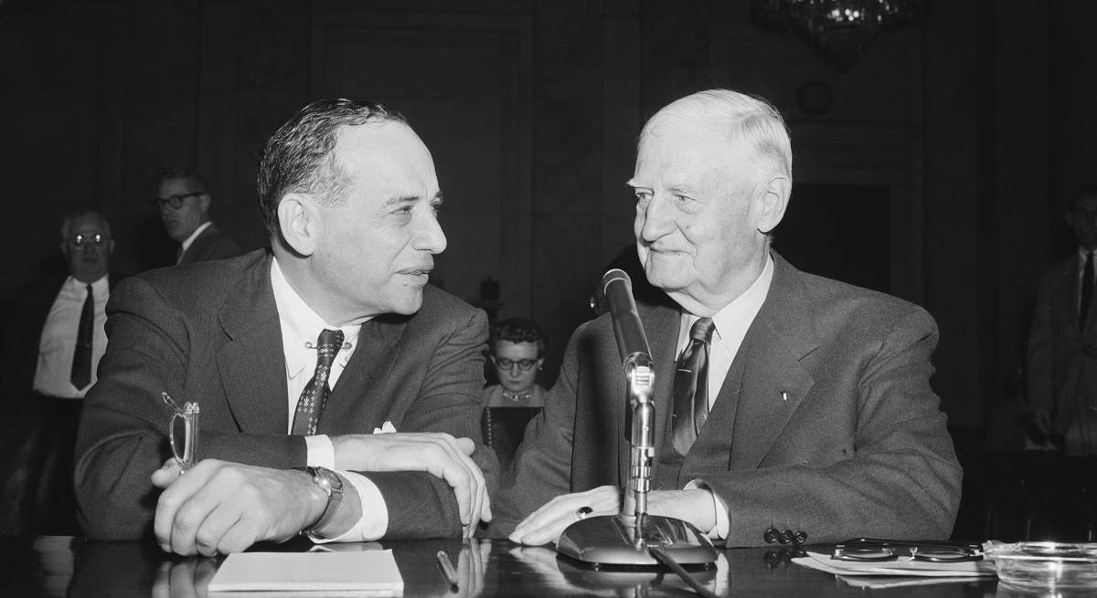 benjamin-graham-izquierda-1955-getty-1200x655.jpg