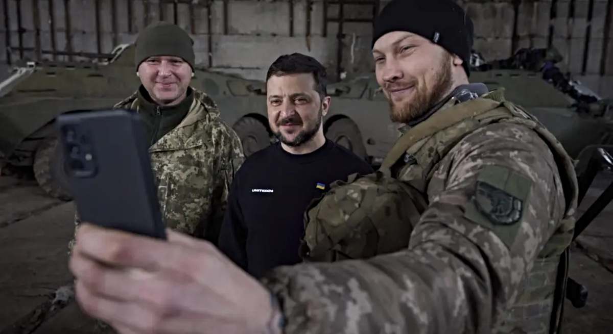 Zelenski con dos soldados ucranianos en el frente de Bajmut