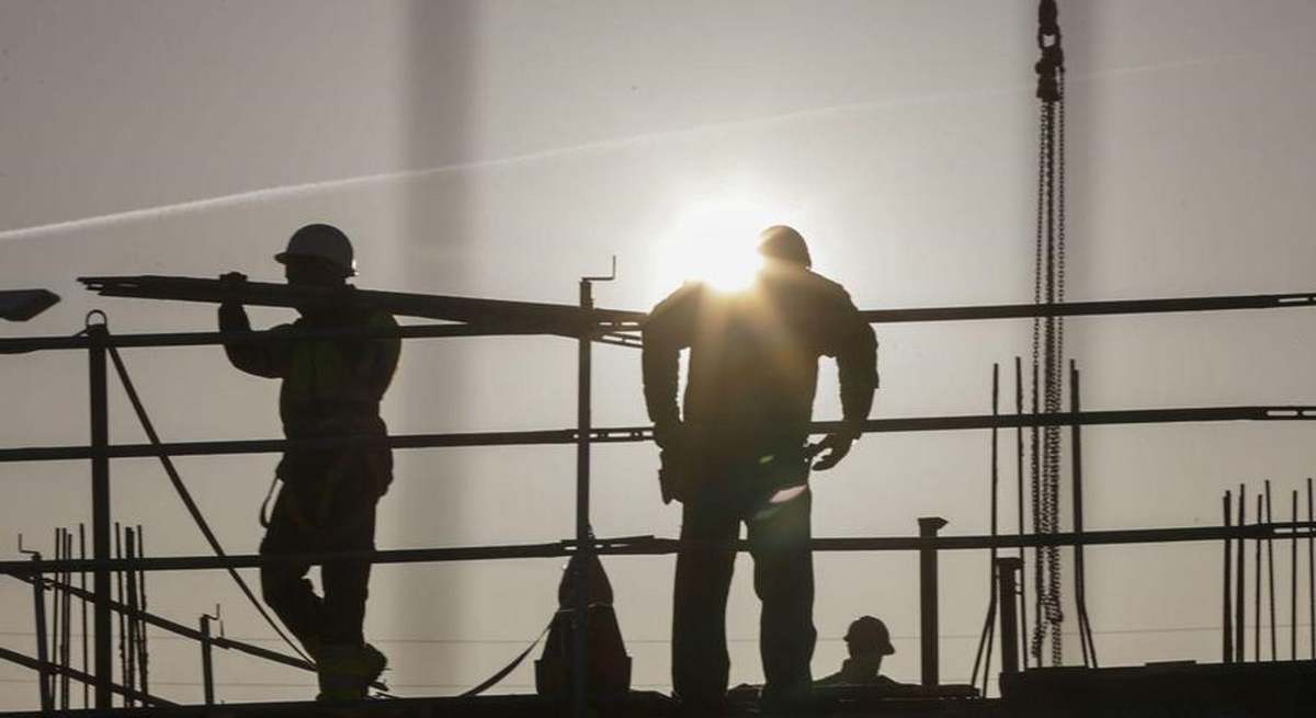 Obreros trabajan en una edificio en construcción.