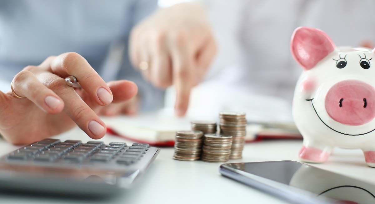 ahorro-hucha-calculadora-gastos-deudas-familias-echar-cuentas-istock-1200x655.jpg