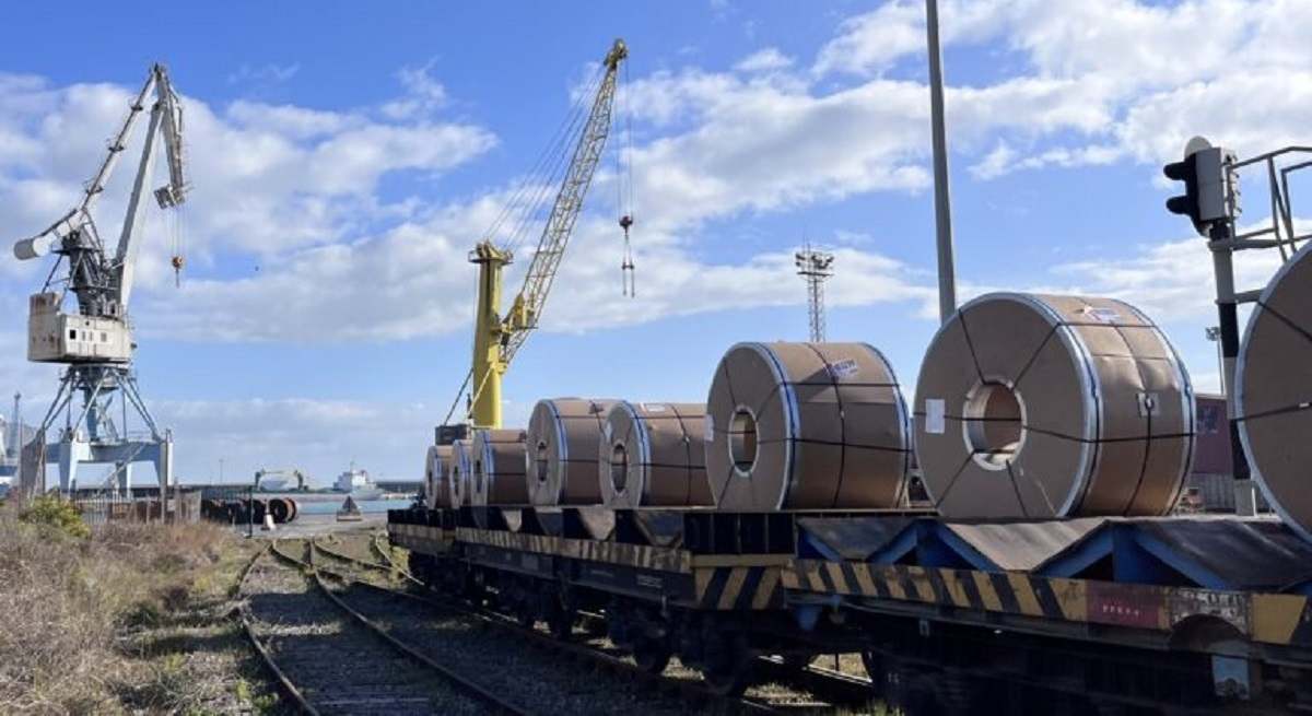Tren con bobinas de acero junto al puerto de Sagunto.