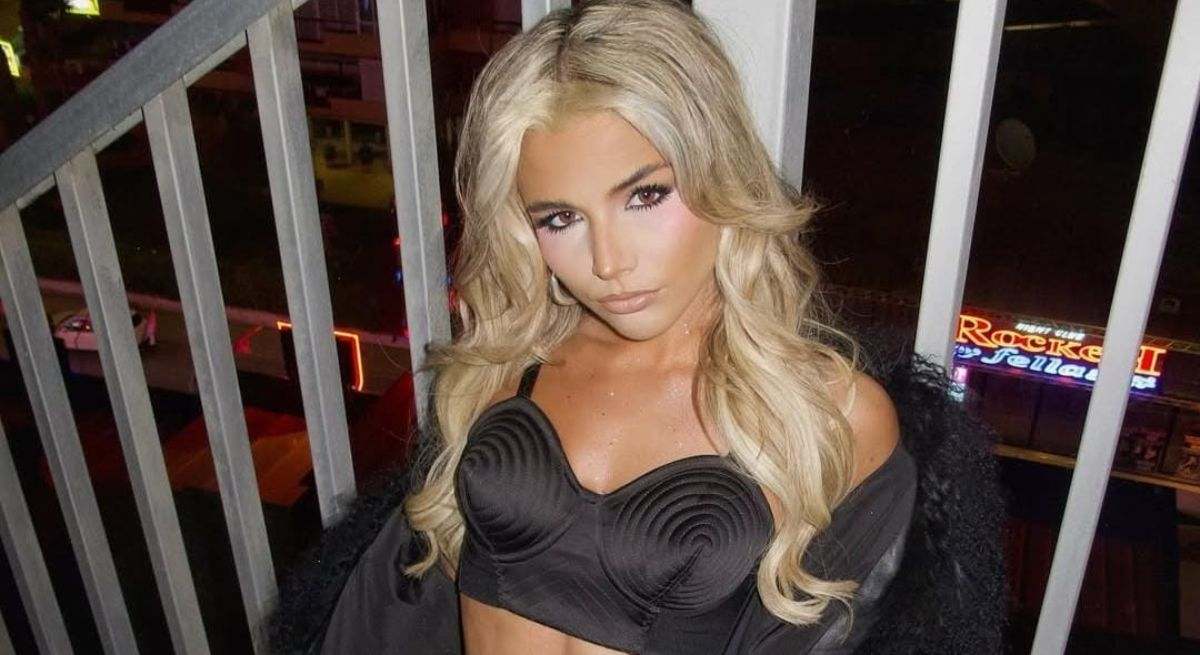 La cantante rubia posando en las escaleras
