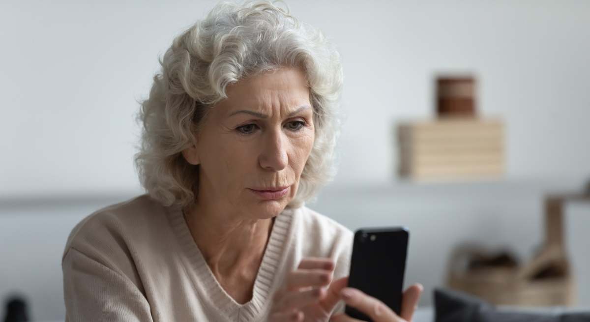 Foto de recurso de una mujer consultando su teléfono móvil.