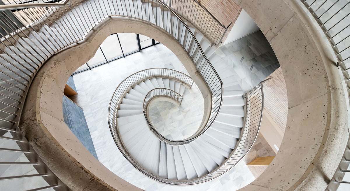 EscaleraCentral.jpg