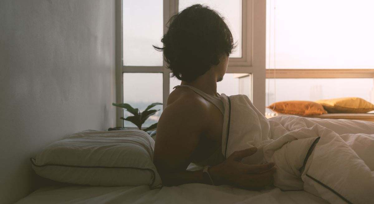 Una mujer se acaba de despertar a las cinco de la mañana en verano