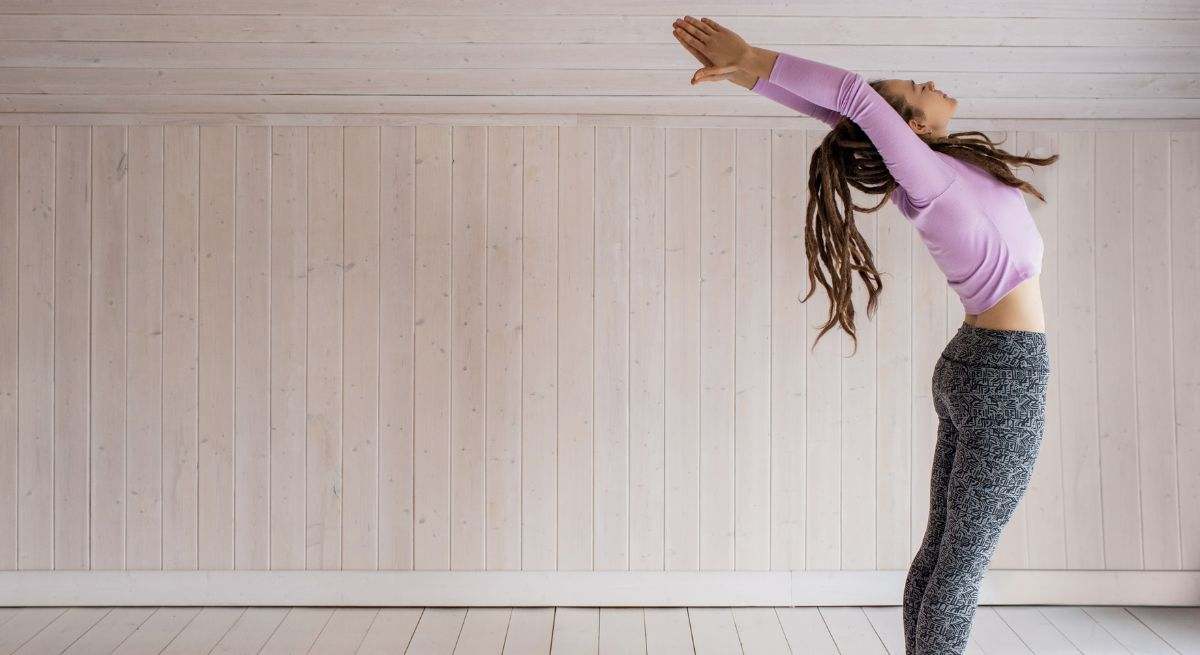 Una mujer practica deporte con unas vistas inmejorables