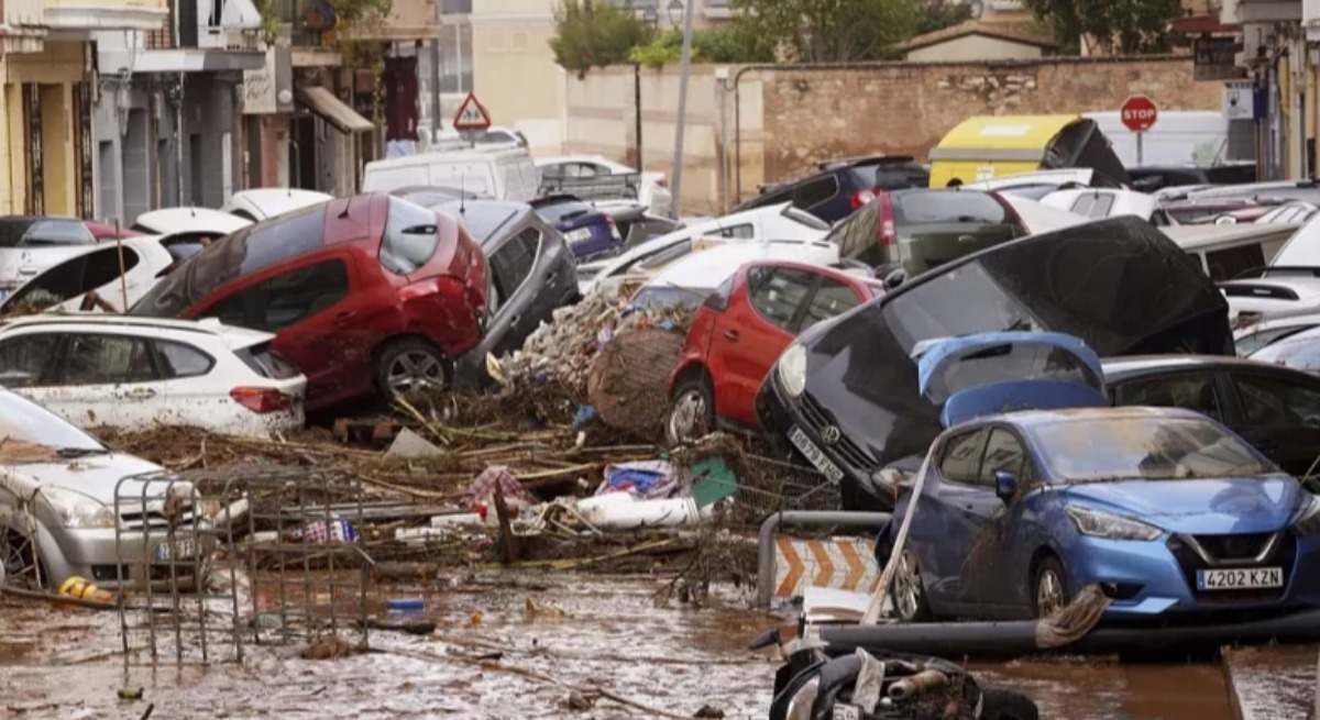 Una calle tras el paso de la riada por la DANA.