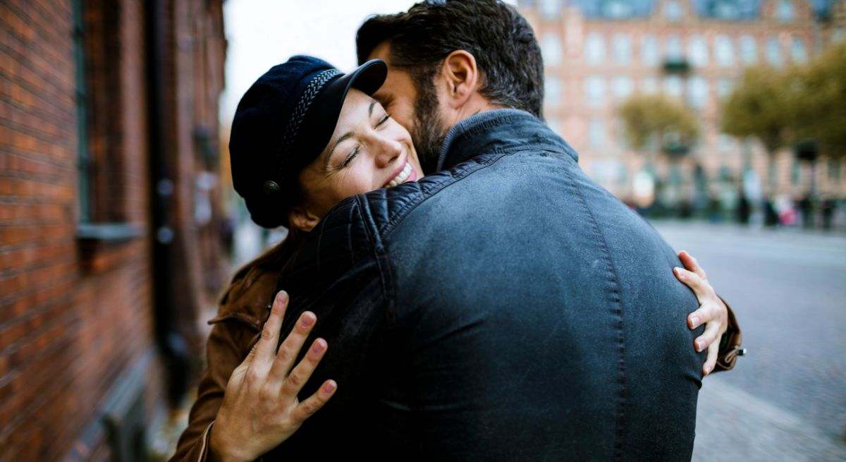 Una pareja de un chico y una chica abrazándose en la calle