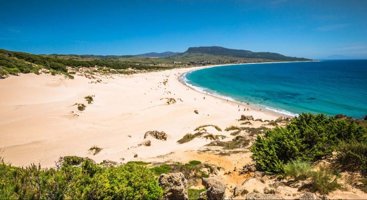 Las arenas de la playa Bolonia en Cádiz