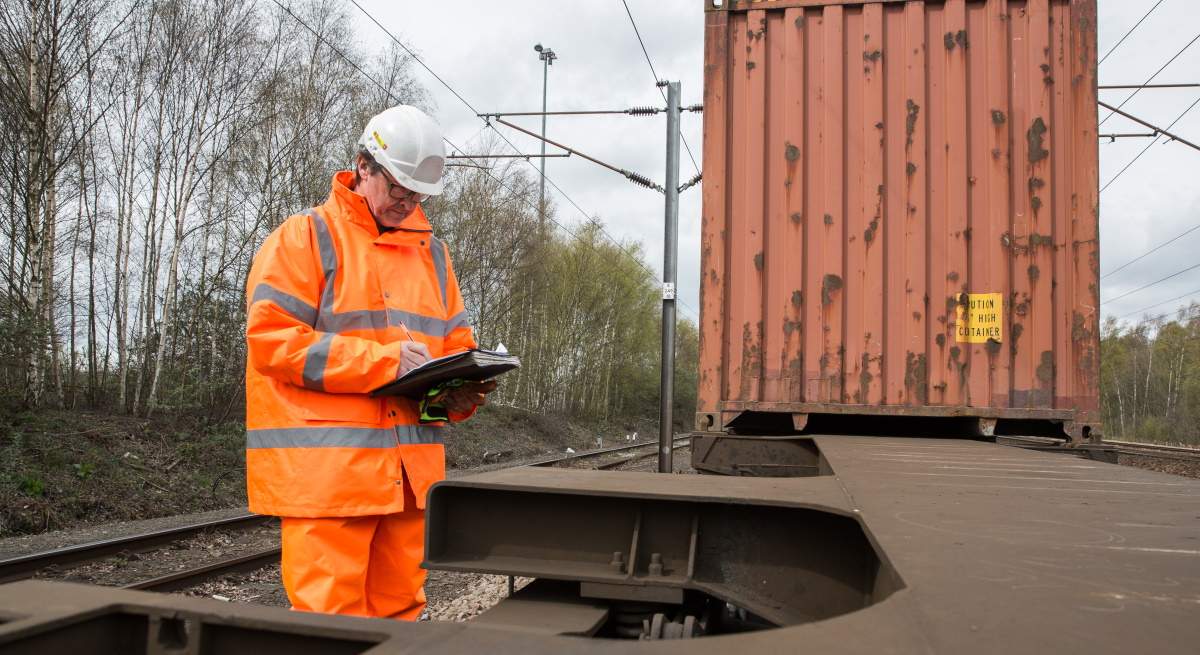 trabajador-ferroviario-recurso-dreamstime.jpg