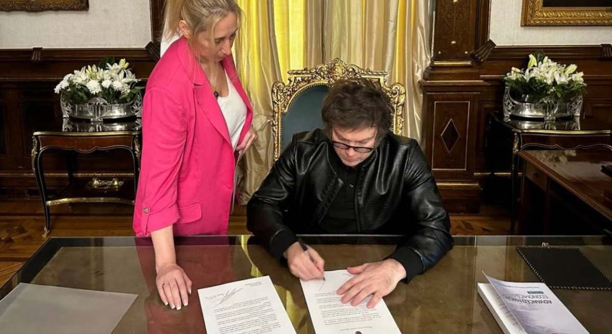 Javier Milei firma un documento / EP