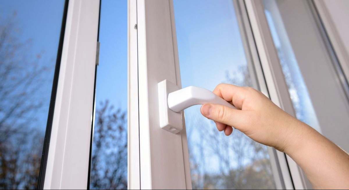 Mano cerrando una ventana