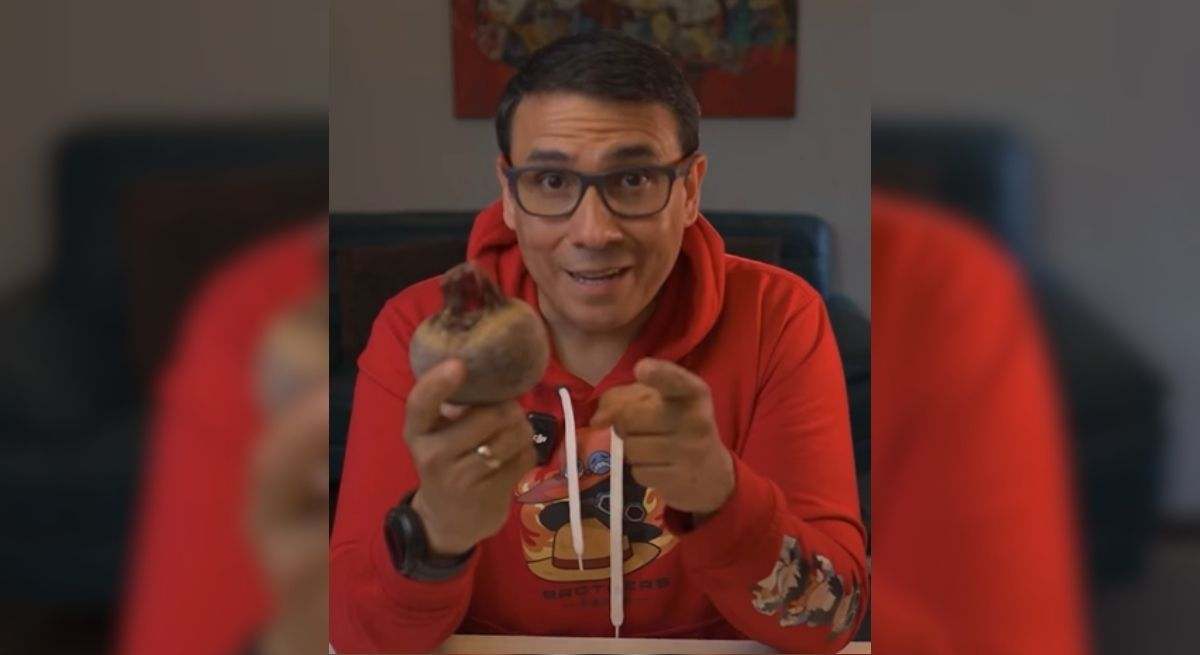 Captura de un vídeo de William Arias con una remolacha en la mano