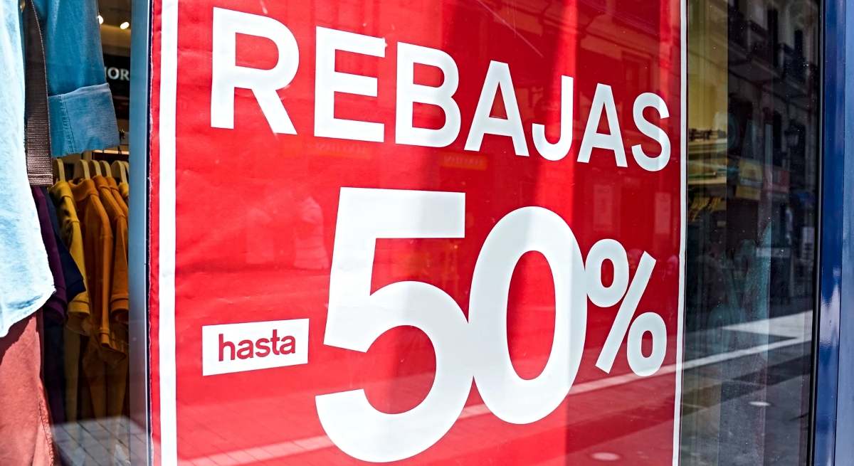 Un cartel de rebajas en una tienda / EP