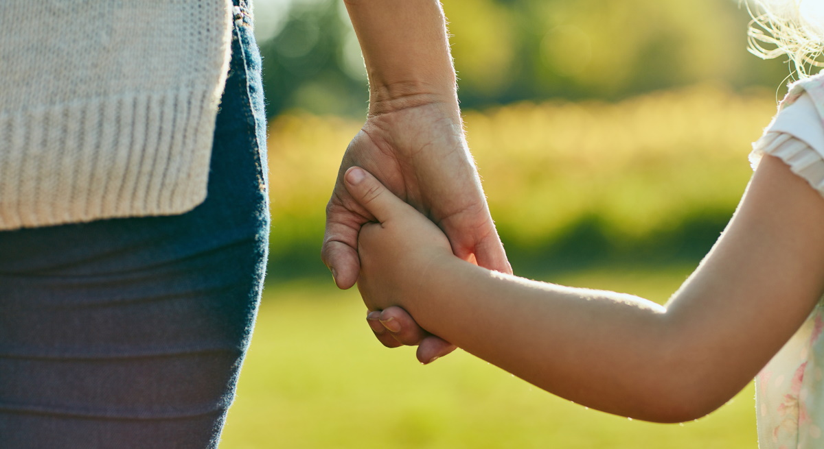 madre-hija-manos-istock.jpg