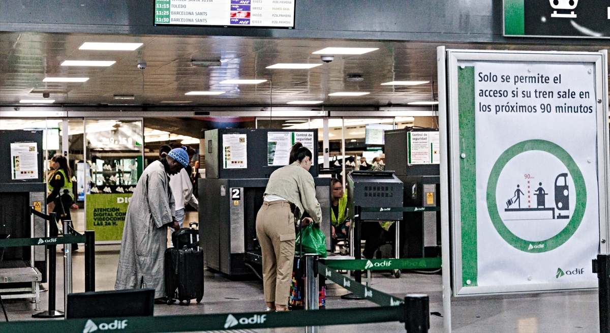 Pasajeros realizando el control de seguridad en la estación de tren de Atocha / EP