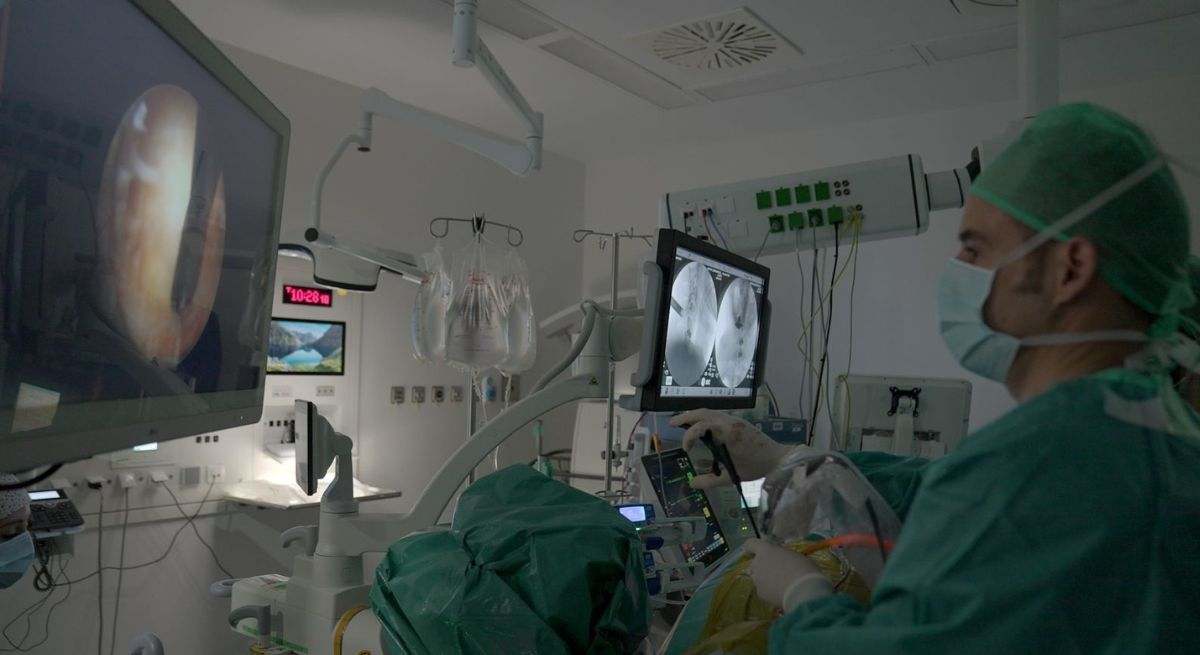 Quirónsalud Zaragoza completa la primera operación a nivel mundial de artrodesis cervical posterior por endoscopia