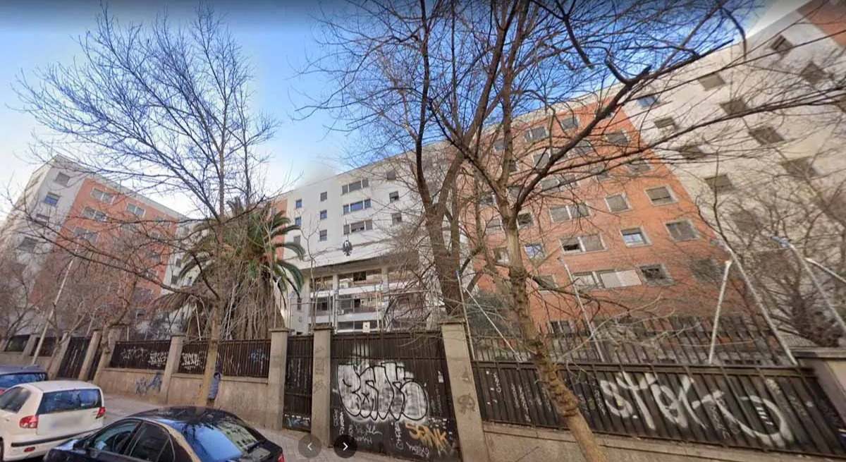Antigua fachada del edificio del hospital militar de Chamberí en Madrid