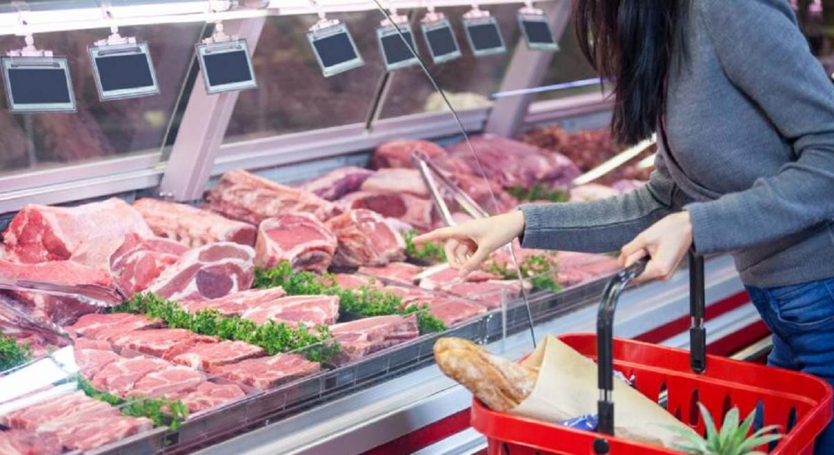 Una mujer realiza la compra en un supermercado
