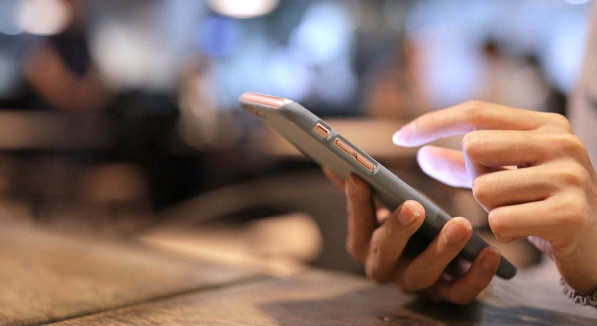 Chica utilizando un teléfono móvil