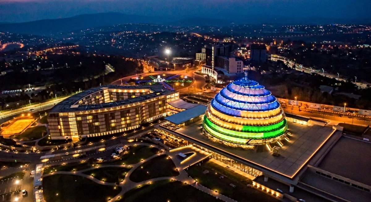 Vista nocturna de Kigali, la capital de Ruanda
