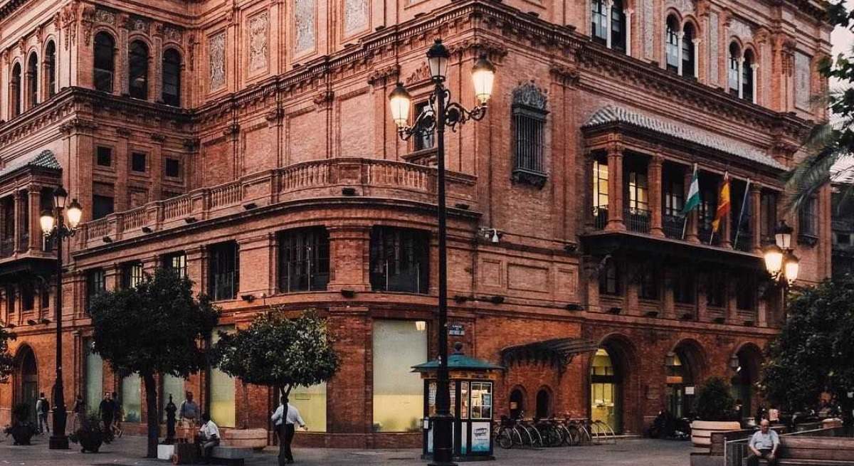 Edificio Coliseo, en la Avenida de la Constitución de Sevilla.