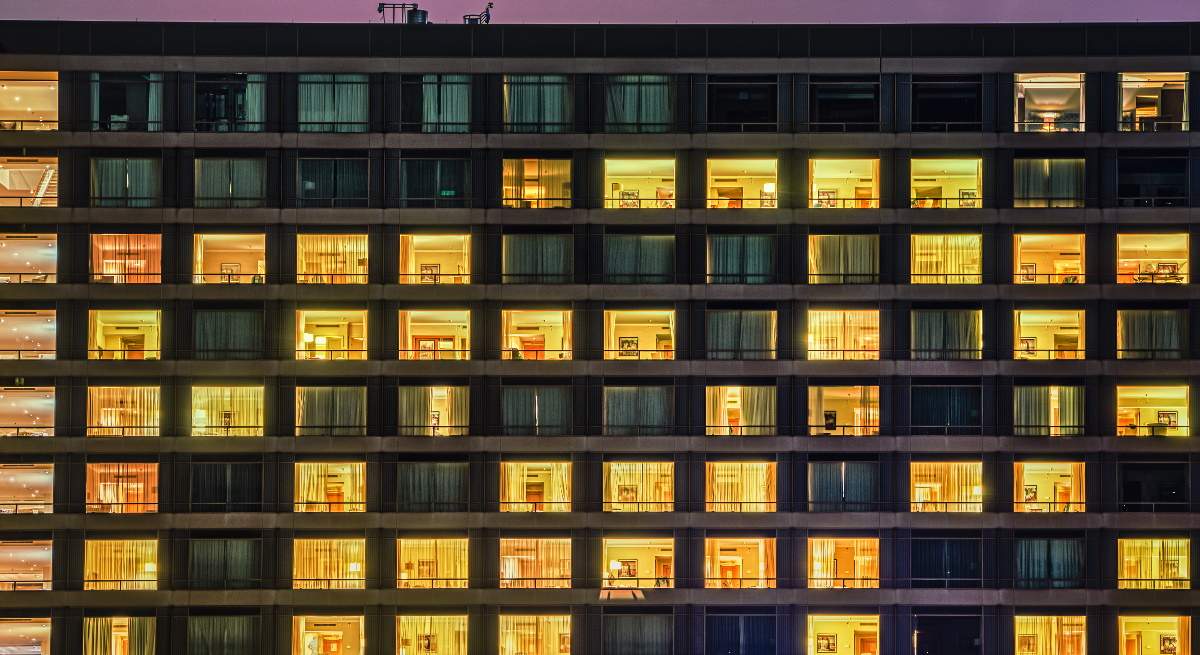 Fachada-de-edificio-con-ventanas-y-patron-de-habitaciones--iStock.jpg