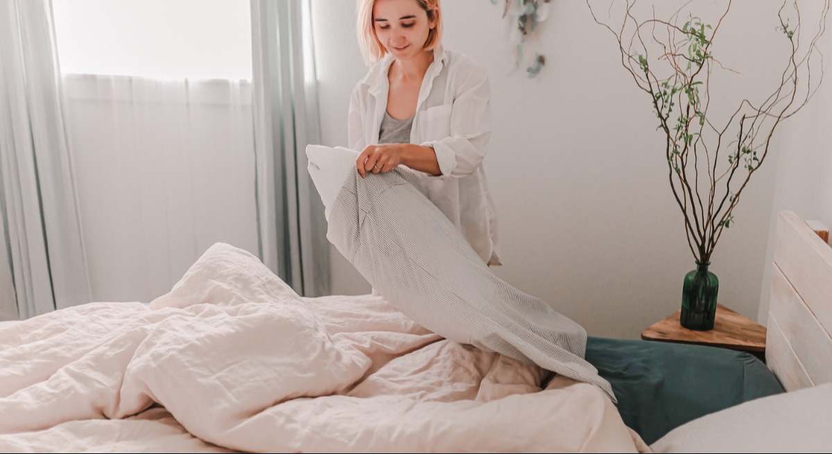 mujer-haciendo-la-cama