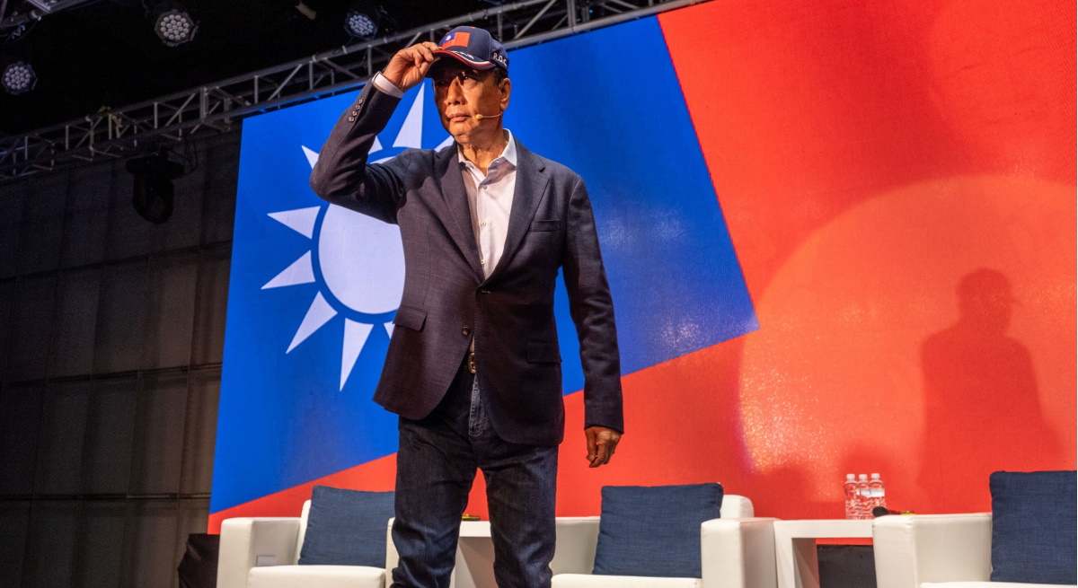 terry-gou-fundador-foxconn-gorra-bancera-taiwan-29abril2023-bloomberg-1200x655.jpg