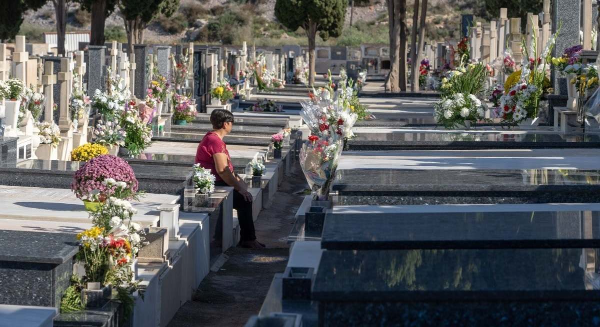 Una persona visita el cementerio municipal de Cartagena.