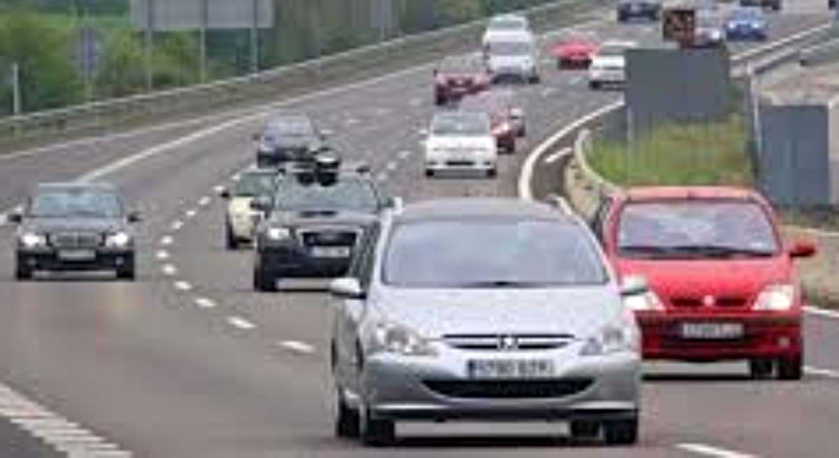 Vehículos circulando por una carretera / EP