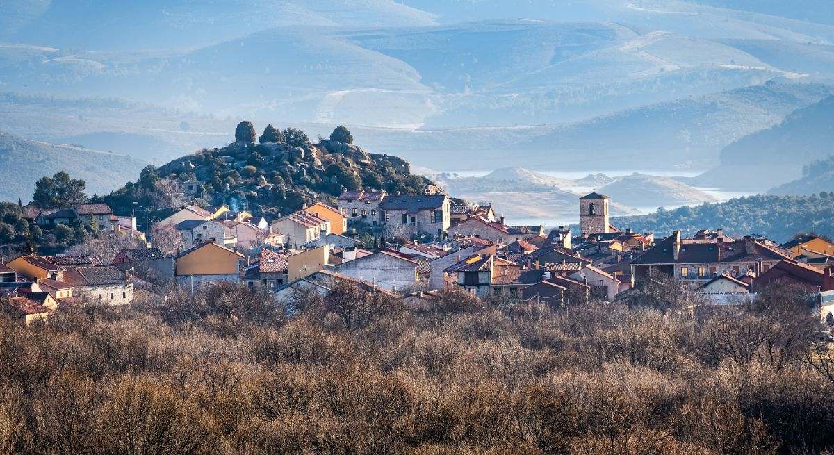 Pequeño pueblo de montaña de la sierra de Madrid