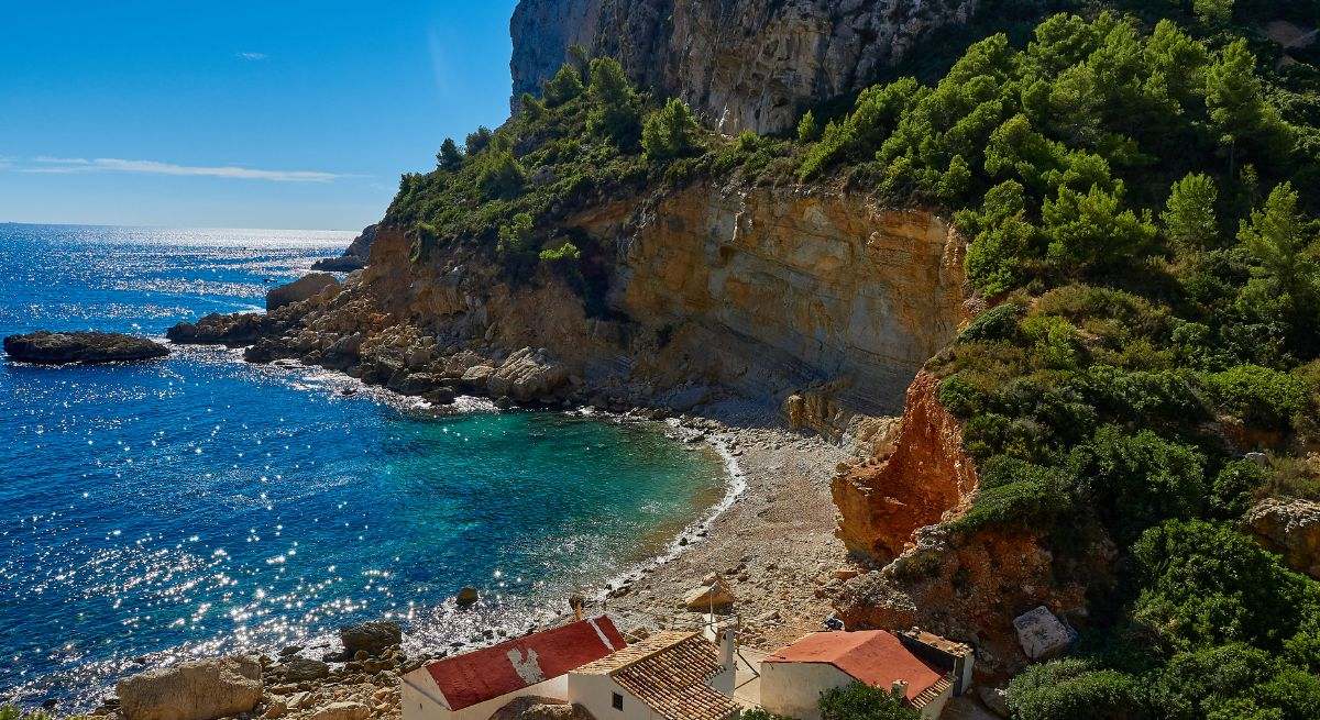 Con razón esta es la mejor ruta para hacer en España durante el verano: entre acantilados y calas de agua cristalina