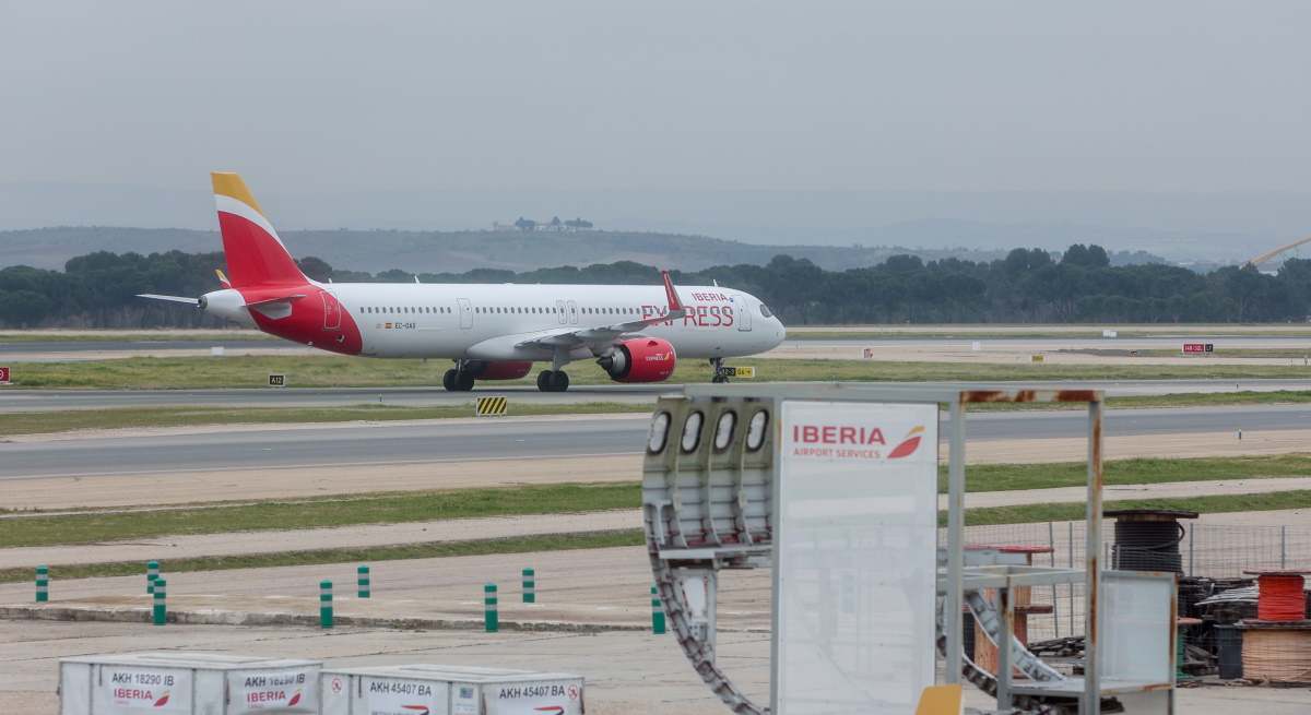 Un avión de Iberia Express en la pista de despegue.