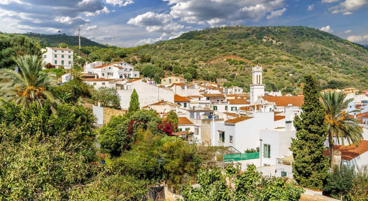 El pueblito que se encuentra muy cerca de Menorca y tiene las playas vírgenes más bonitas del país