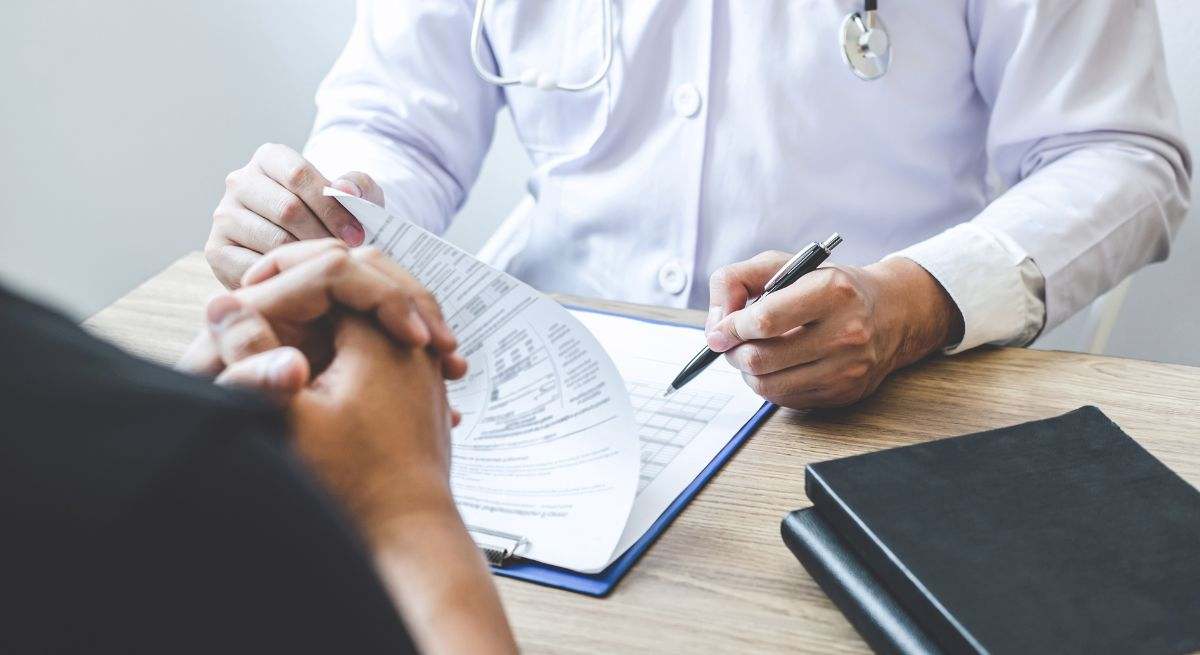 Un médico atiende a un paciente en una consulta.
