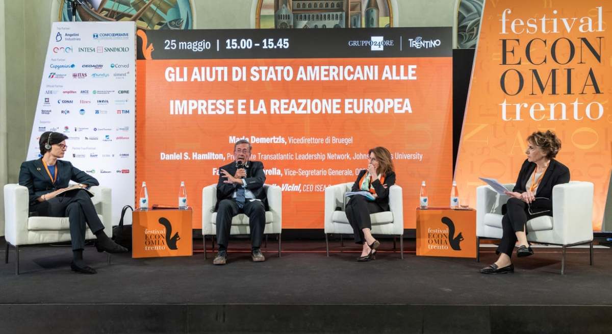 FESTIVAL-DELL-ECONOMIA-Gli-aiuti-di-stato-americani-alle-imprese-e-la-reazione-europea-Nella-foto-Maria-DEMERTZIS-Daniel-SHAMILTON-Fabrizia-LAP_imagefullwide-1.jpg