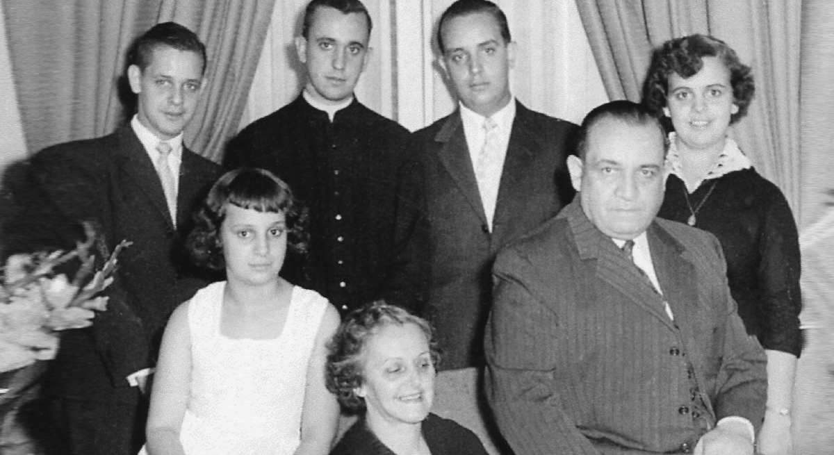 Jorge Bergoglio (arriba, centro izquierda) junto a sus hermanos, hermanas y padres