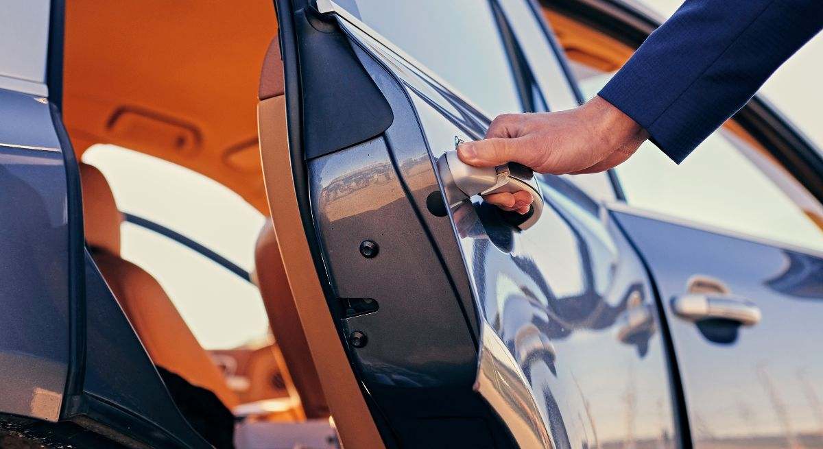 Cerrar la puerta del coche