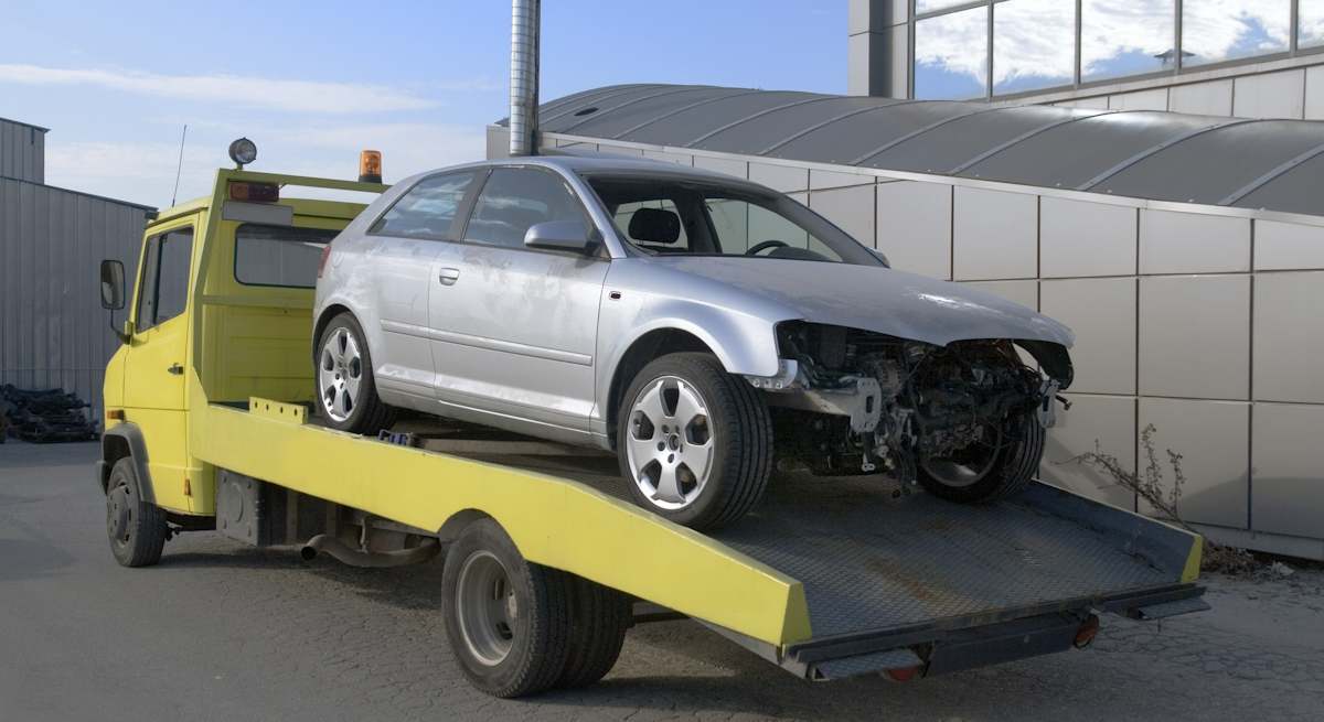 Vehiculo_siniestrado_grua_EE.jpg