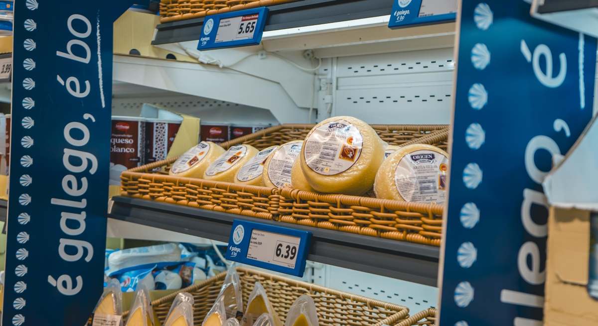 Stand de quesos gallegos en un supermercado LIDL de la provincia de Lugo.